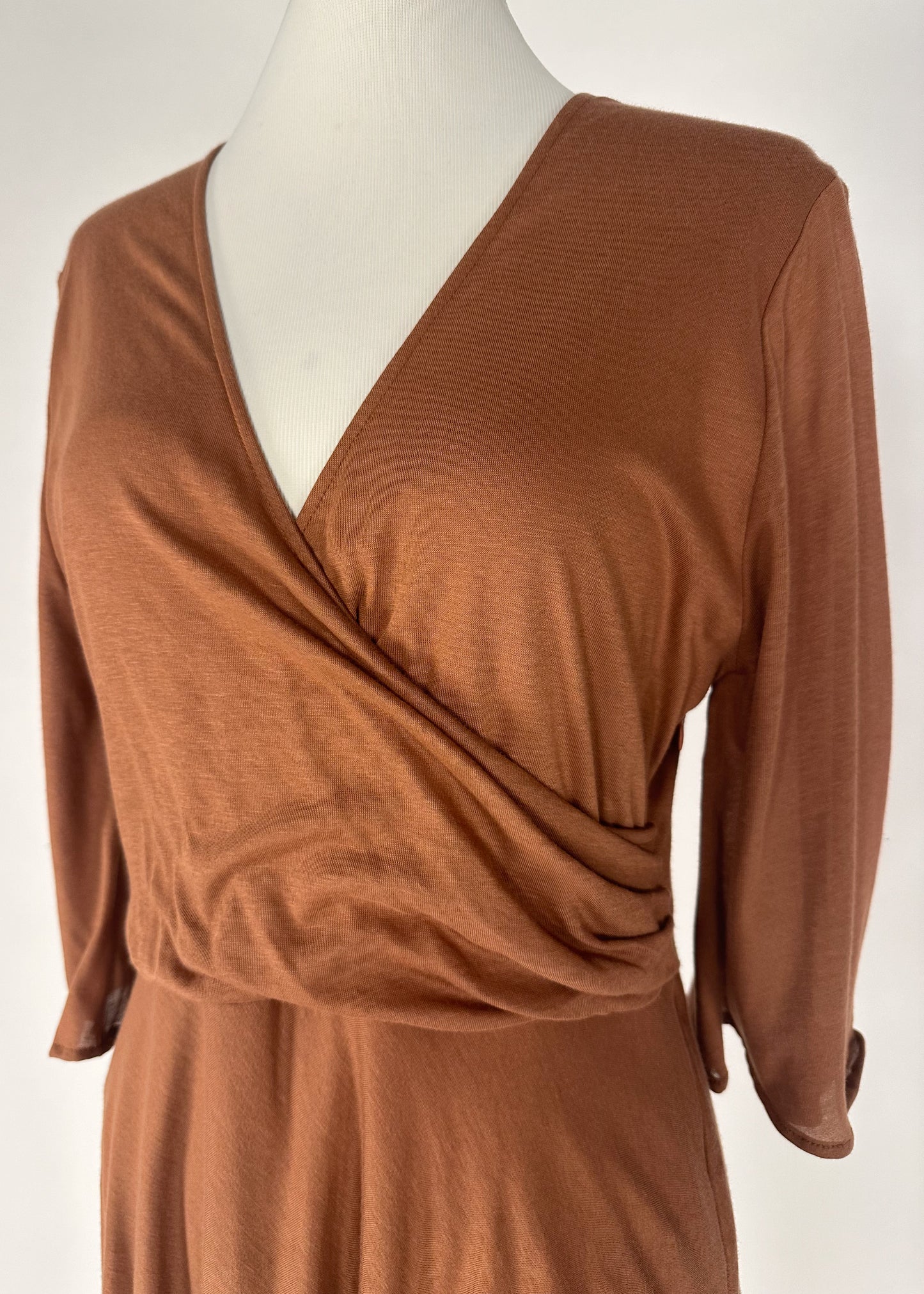 Robe avec corsage croisé et jupe à empiècements