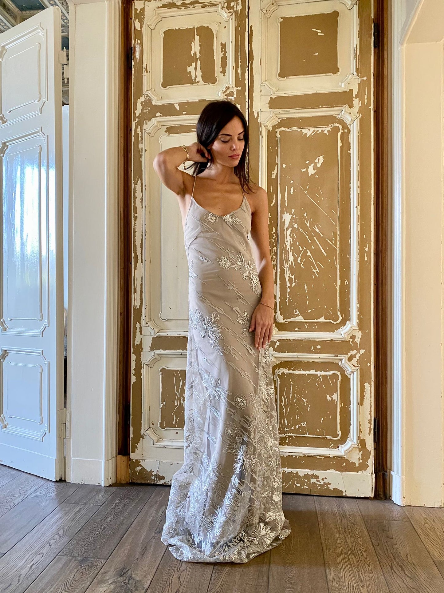 Robe longue en tulle brodé et sequins