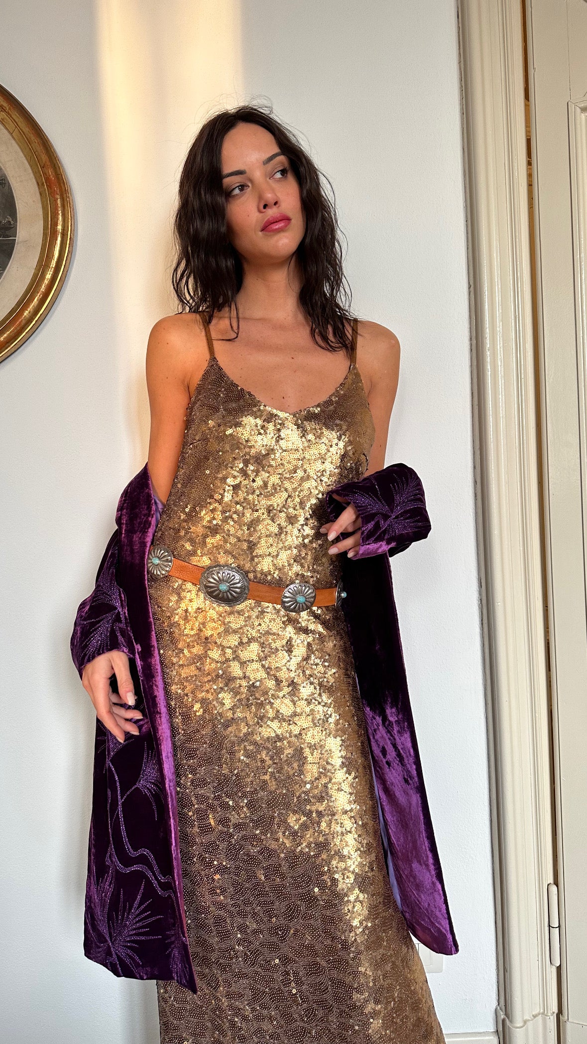 Robe longue en sequins dorés